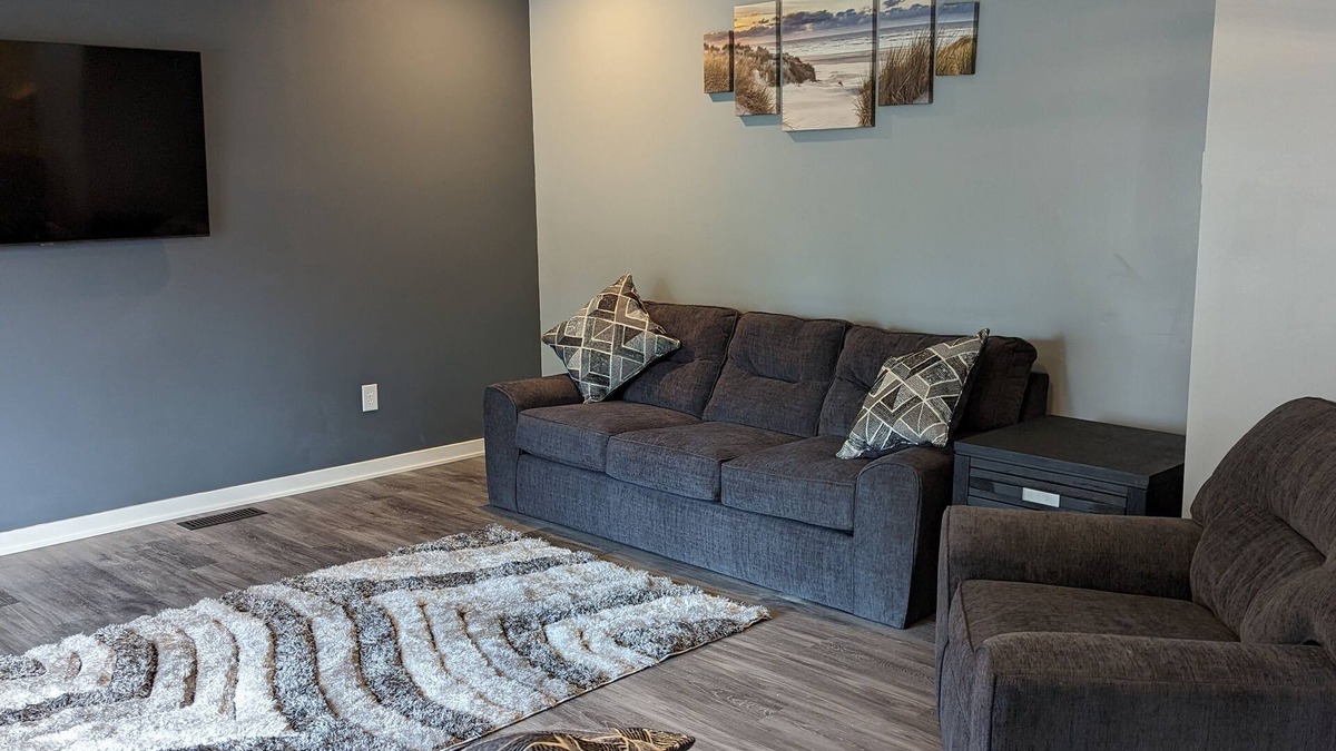 Ashtabula House | The Harbor Get Away. 5min walk to Bridge St,Walnut Beach, Marinas and lots more