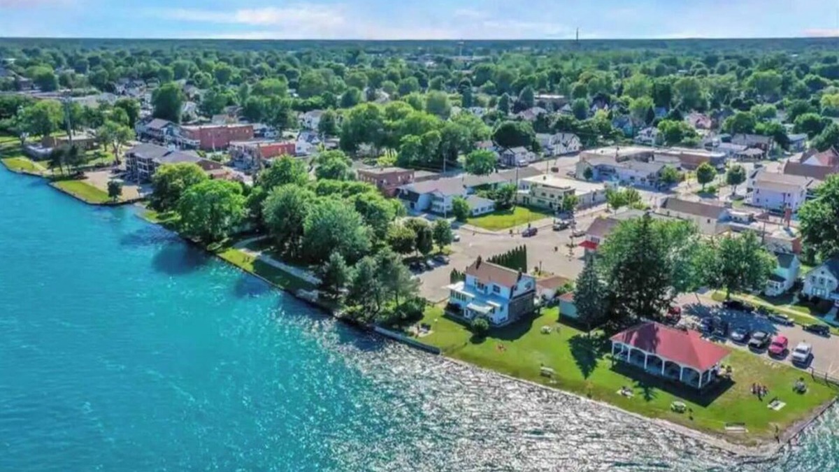 Marine City House | The Harbor House - Entire 1st Floor Waterfront