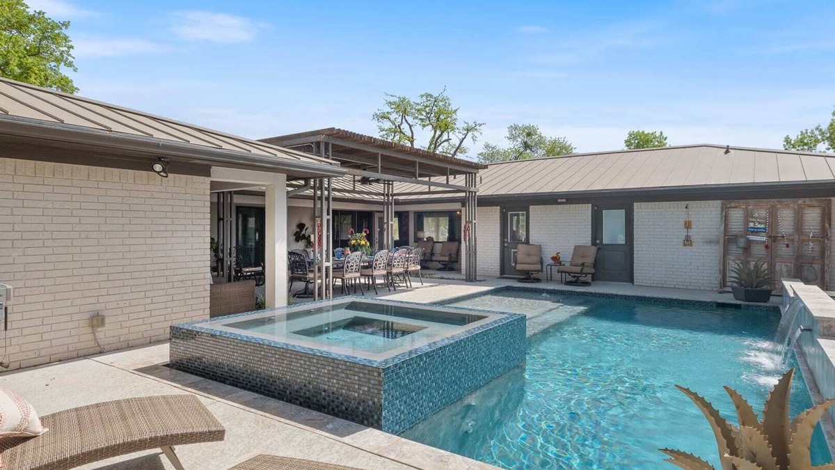 Horseshoe Bay House | The Harbor House | Swimming Pool | Walking to HSB Resort | Hot Tub