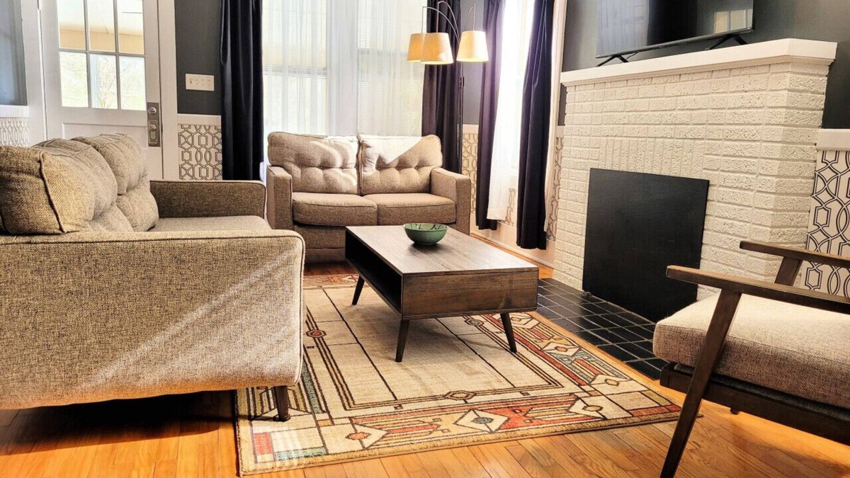 Hot Springs Apartment | The Harrell House with Jacuzzi Tub - Dog Friendly