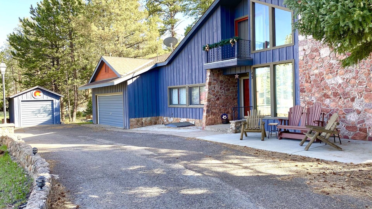 Ponderosa Pines House | The Harvest Moon Mountain Retreat