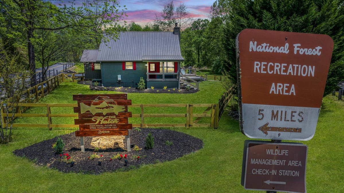 Suches Cabin | ★The Hatch★ Cabin on Trout River w/Hot Tub, Pet/Kid Friendly