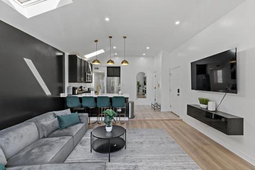 Tri-Taylor Apartment | The Haven, Great Location near Downtown, Medical District and United Center