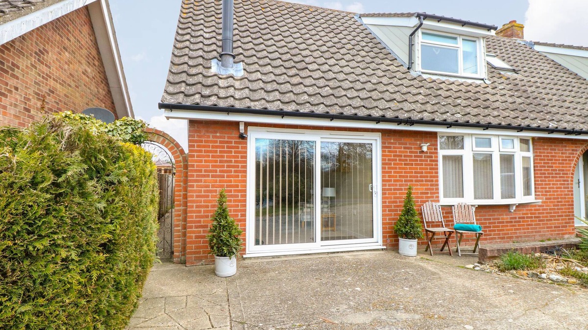 Hethel Cottage | THE HAVEN, pet friendly, with open fire in Norwich