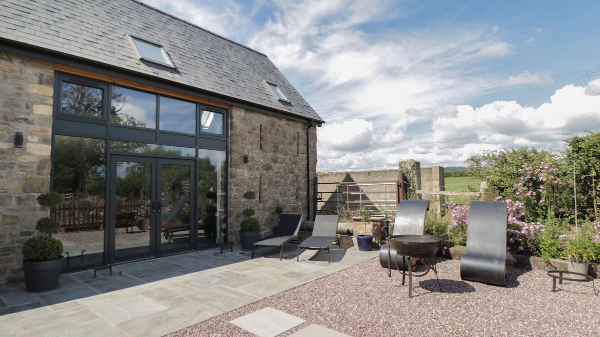 Blaisdon Cottage | THE HAY BARN, pet friendly, with hot tub in Huntley