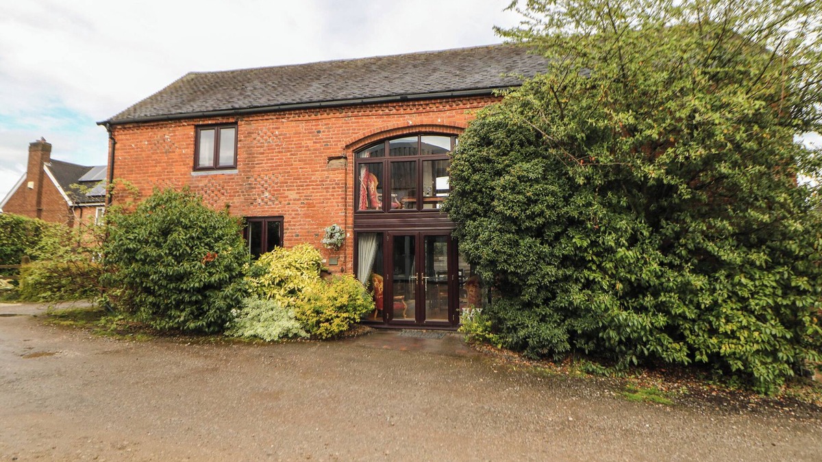 Lichfield House | THE HAYBARN, pet friendly, character holiday cottage in Lichfield