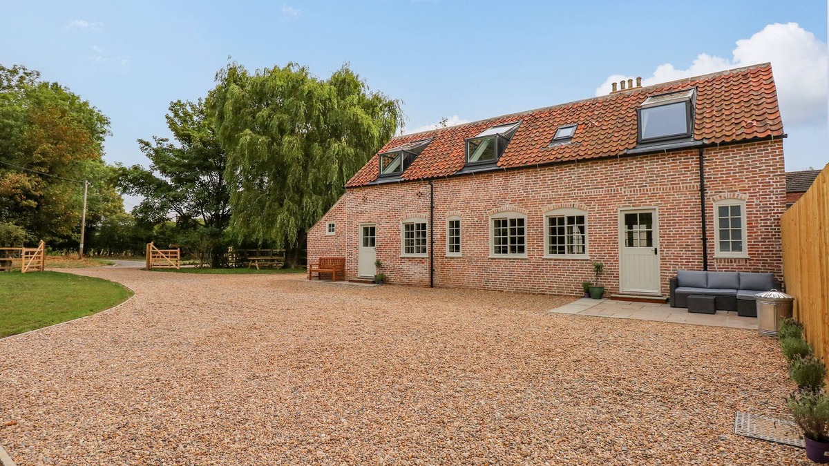 Market Rasen Cottage | THE HAYLOFT AT WARREN HOUSE, romantic, with a garden in Wragby