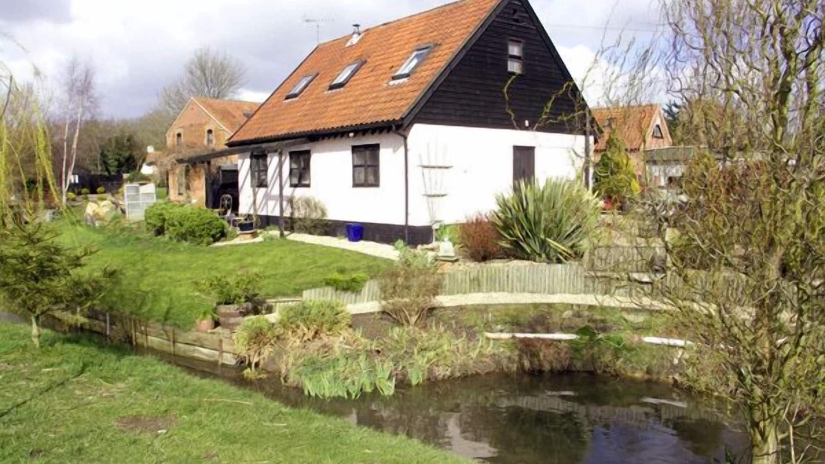 West End Apartment | THE HAYLOFT, pet friendly, character holiday cottage in Necton