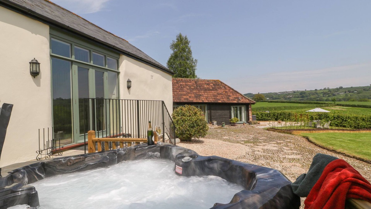 Honiton Cottage | THE HAYLOFT, romantic, with hot tub in Honiton