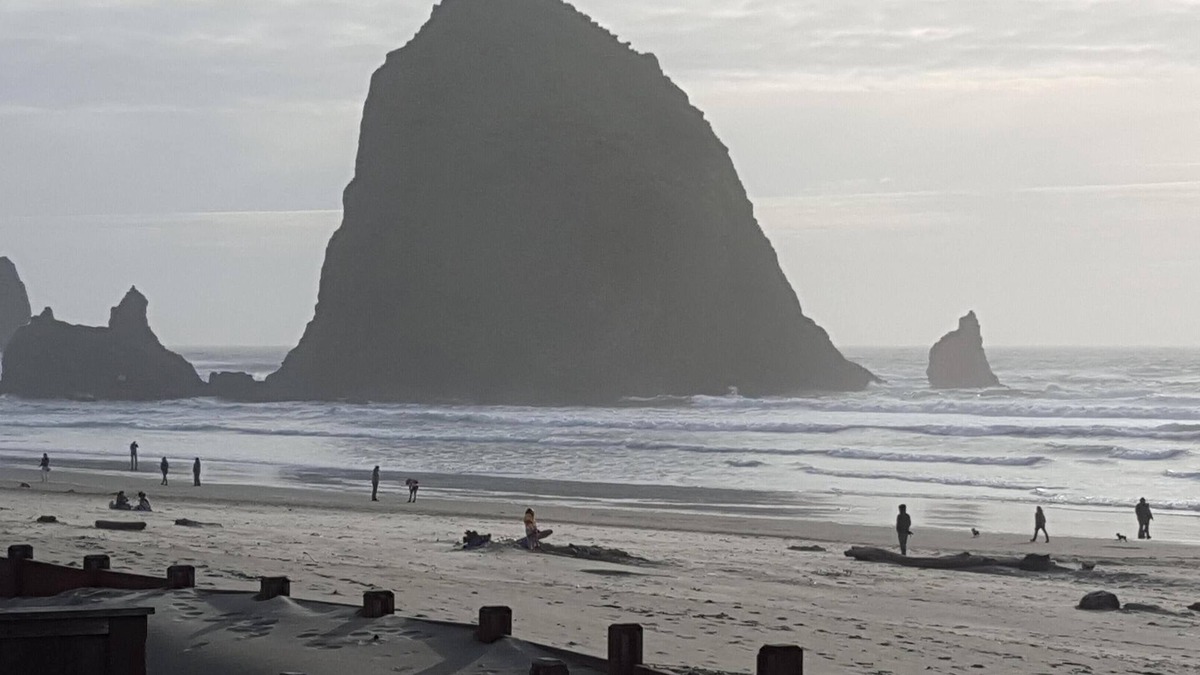 Downtown Cannon Beach House | The Haystack House-Cannon Beach Oceanfront Home Steps to Haystack Rock & Midtown