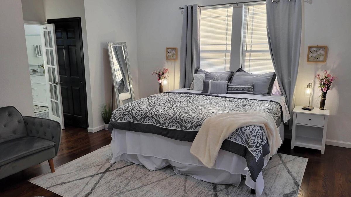 Tulsa House | The Heart of Main Street: Luxury 4-bedroom 2 bathroom Downtown Tulsa