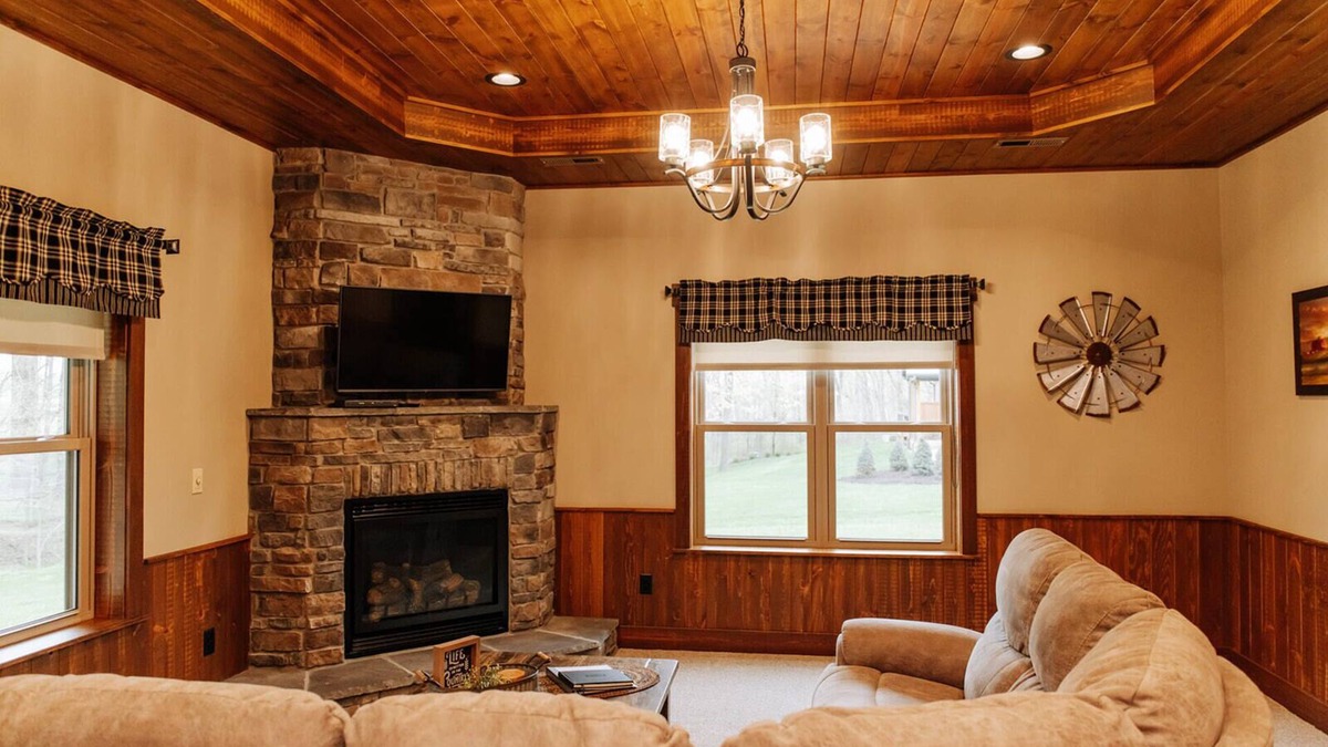 Dundee Cabin | The Heartland Suite: Luxury, Lodge Suite in Amish Country, Ohio
