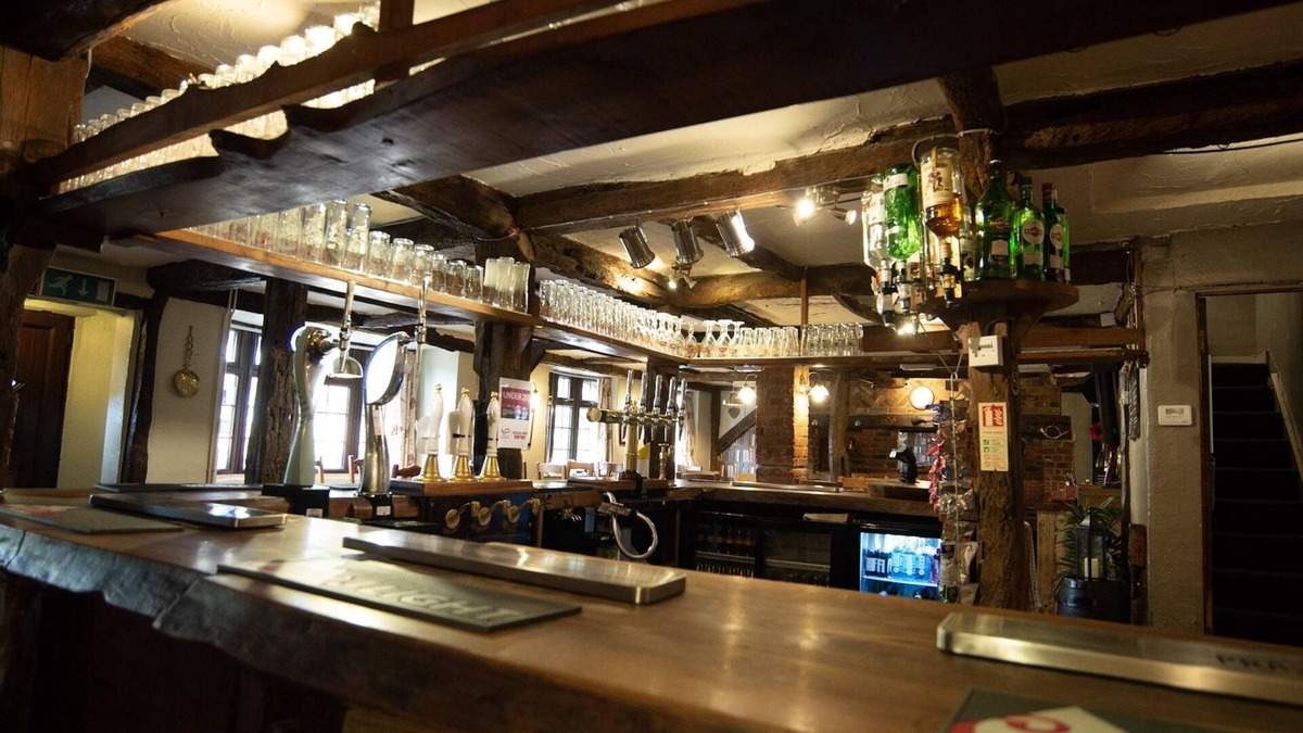 Heath and Reach Hotel | The Heath Inn
