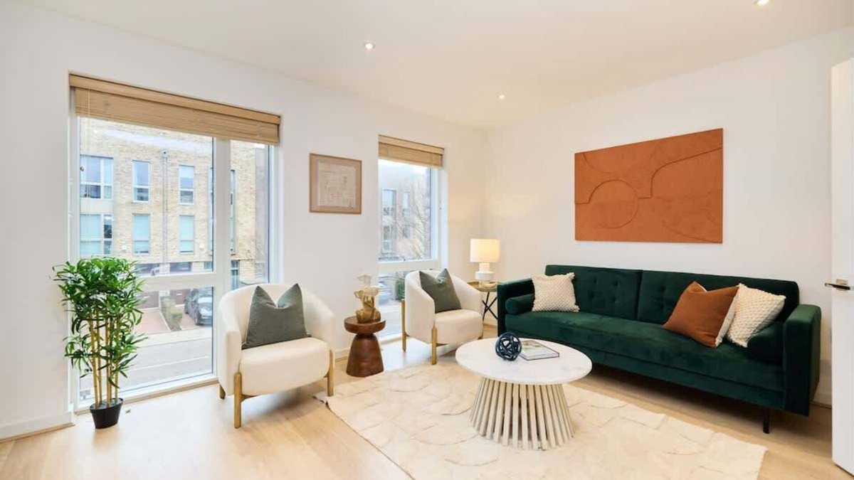 Eltham West Apartment | The Heathside Haven - Modern 3 BDR