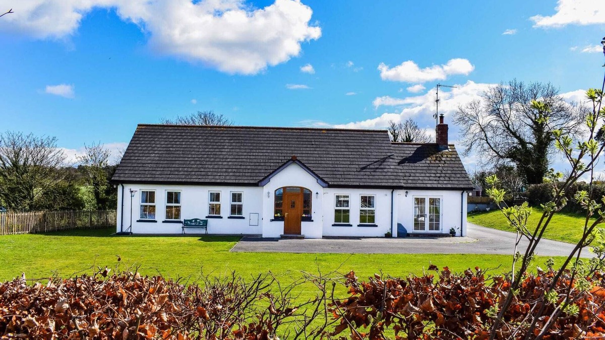 Downpatrick House | The Heights & Hollows Farmhouse (Sleeps 14) Saul, Downpatrick