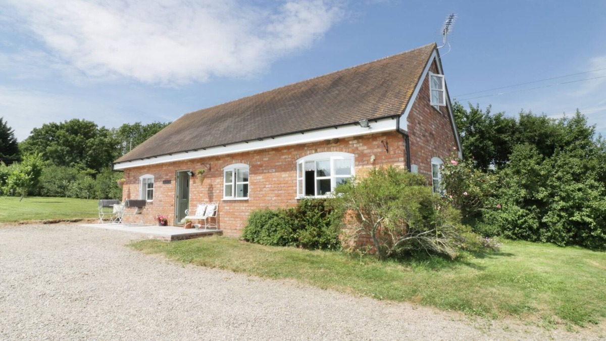 Bromyard Cottage | THE HEN HOUSE, pet friendly, with a garden in Bromyard