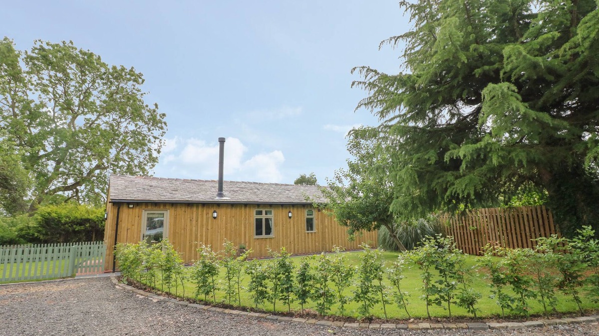 Rugeley Cottage | THE HEN HOUSE, pet friendly, with hot tub in Rugeley
