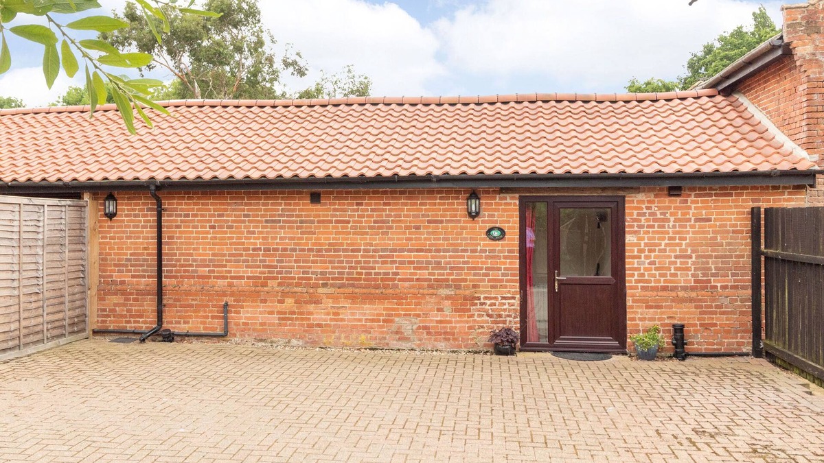 Gissing Cottage | THE HEN HOUSE, with a garden in Diss