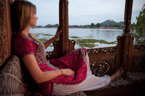 Dal Lake Apartment | The Heritage Amina Group Of Houseboats