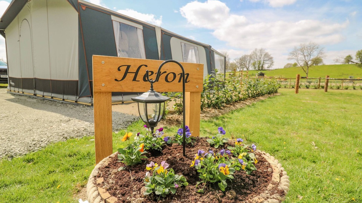 Llandrindod Wells Cottage | THE HERON, pet friendly, with hot tub in Rhayader