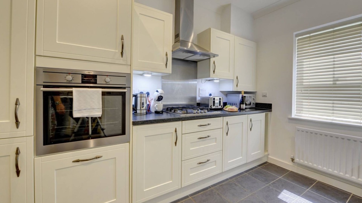 Shefford Villa | The Heronslee | House w. Office, Garden & Parking | eco-Short Term Let by SILVA
