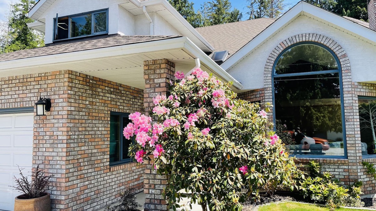Sicamous House | THE HI-MARK HOUSE - Pool, Hot Tub, AC, Pool Table, walking distance to beach