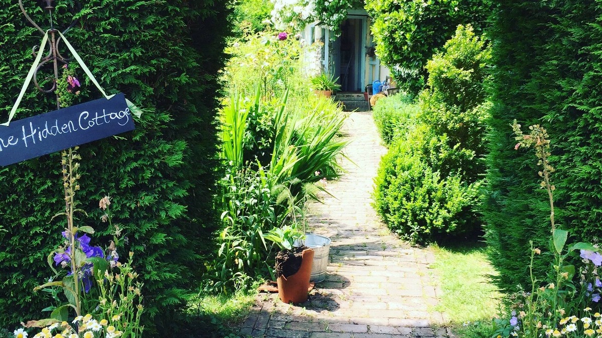 Mayfield House | The ‘Hidden Cottage’, a quiet country retreat, overlooking field s and gardens.