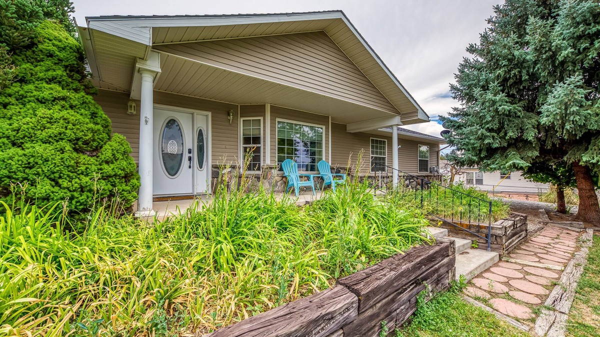 Cedaredge House | The Hidden Gem House- 3 Bedroom house with hot tub