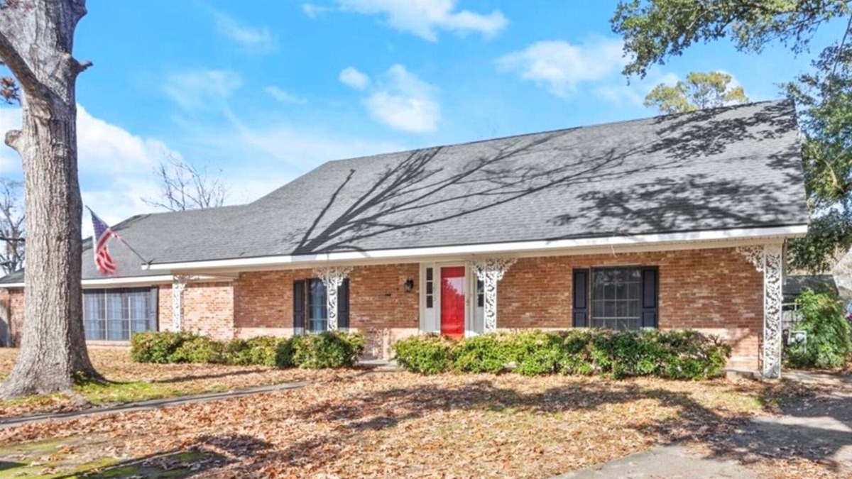 Sulphur House | The Hidden Gem - Huge Floor Plan - Game Room