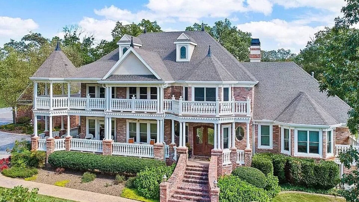 Maysville House | The Hidden Grove Pool Estate