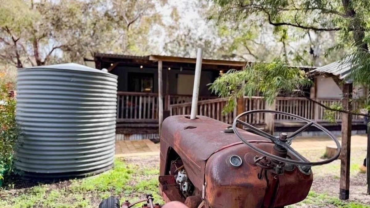 Bouvard Cabin | The Hide, dog friendly, 100m from a white sandy beach with free firewood