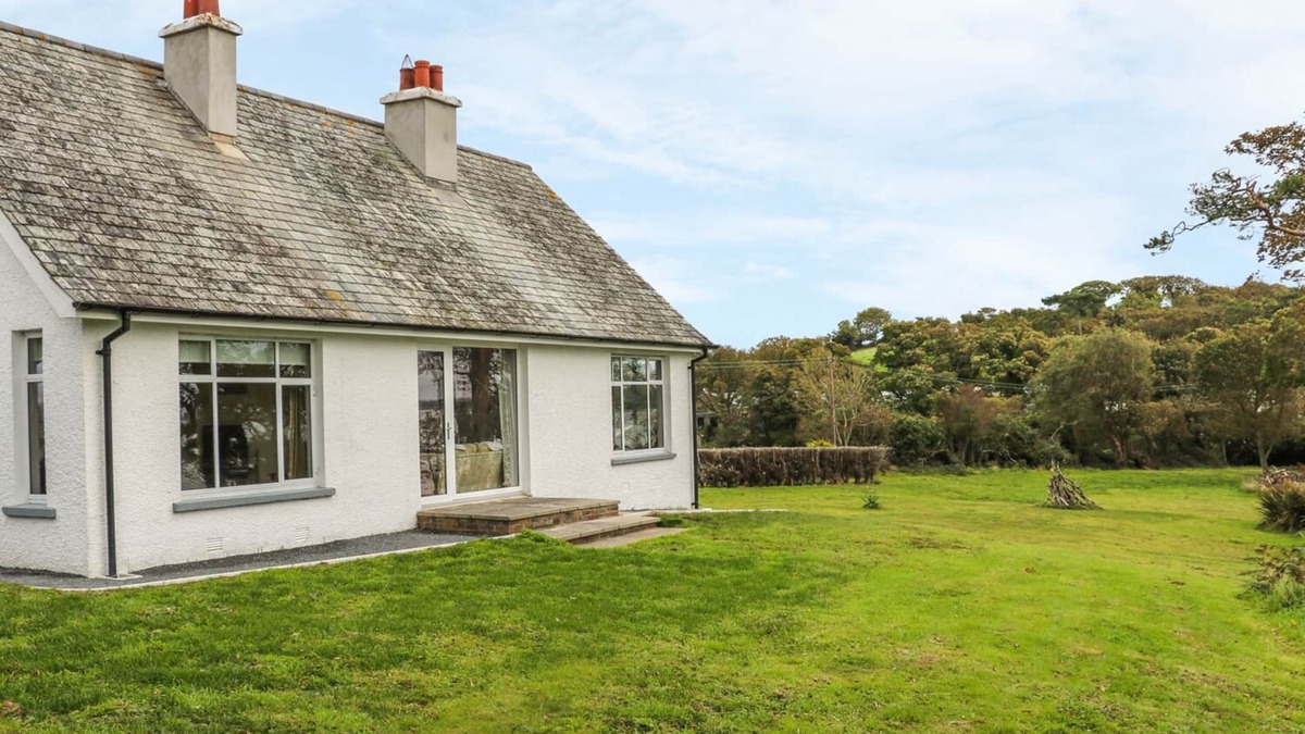 Newtownards Cottage | THE HIDE, family friendly, country holiday cottage in Newtownards