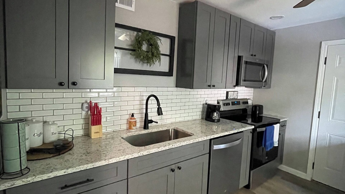 Farmington House | "The Hideaway 2" Charming 2-bedroom house in delightful Farmington with WiFi, AC
