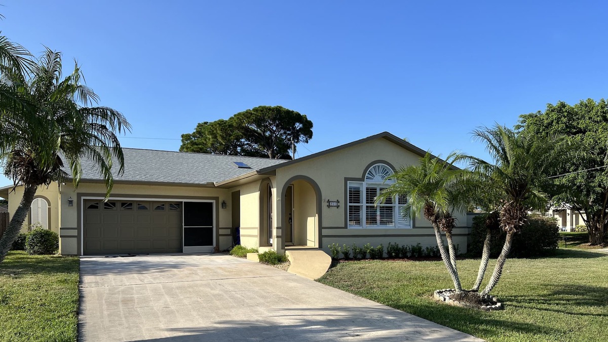 Sebastian Highlands House | “The Hideaway” 4 beds 2.5 bath with Heated Pool!