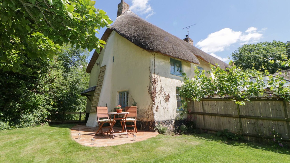 Ottery St Mary Cottage | THE HIDEAWAY AT BURROW HILL, pet friendly in Ottery St Mary