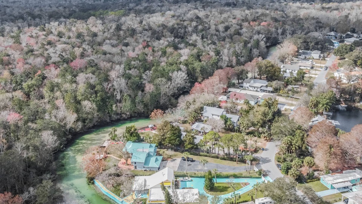 Weeki Wachee Gardens House | The Hideaway at Weeki River-kayaks included