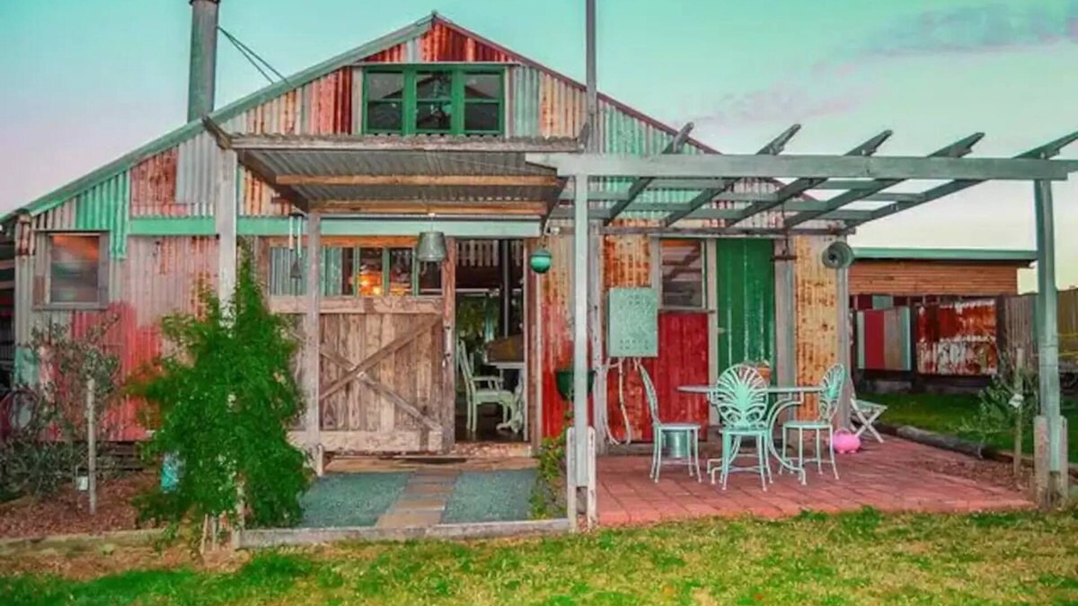 Ewingsdale Cottage | The Hideaway@Byronhomestead is set on 12 acres with 3 other properties sleeps 5
