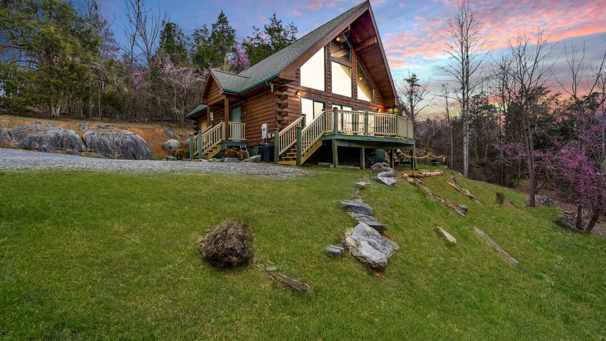 Piney Flats House | The Hideaway Cabin-Piney Flats- Tri-Cities- Bristol Motor Speedway
