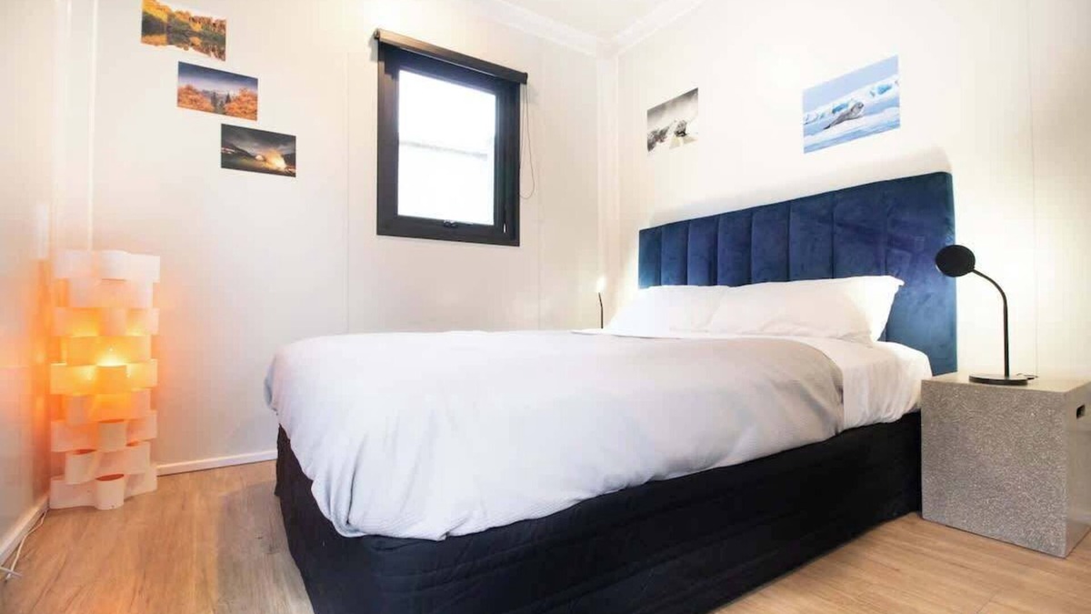 Queenstown Cabin | The Hideaway - Hot Tub - Flat Walk to Town
