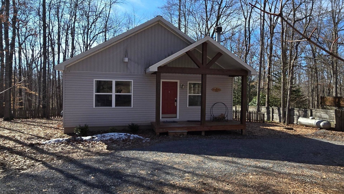 Sky Valley House | The Hideaway House- 3 bedroom with Hot Tub, Fenced Yard, Lake Access