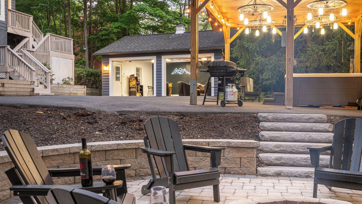 Mount Jackson Cabin | The Hideaway l 4 BR l Hot Tub l Fire Pit l Game Room l .5 miles to Bryce Resort