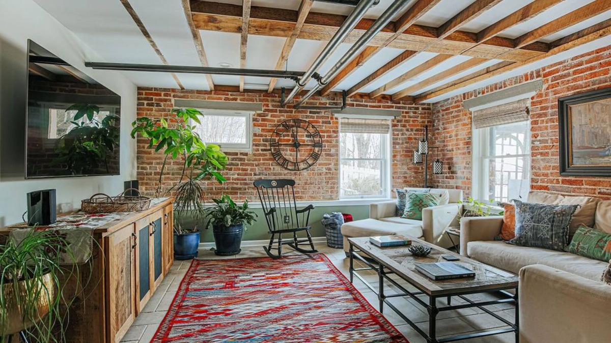 Staunton Apartment | The Hideaway Suite: Sauna & Lux Amenities