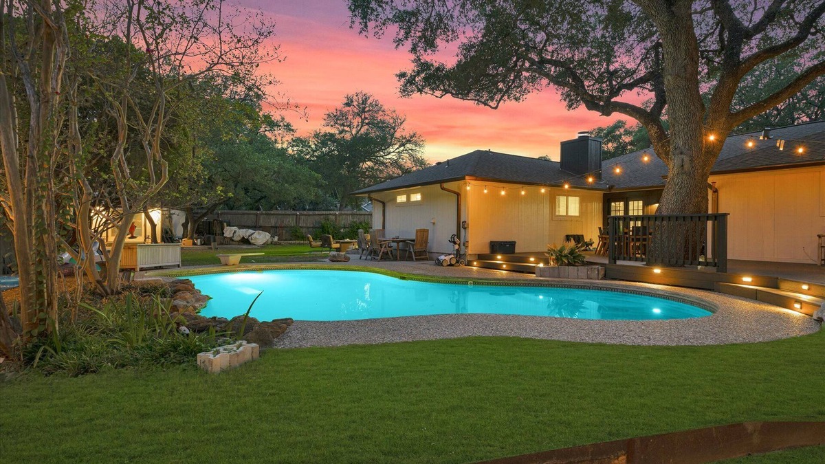 East Oak Hill House | The Hideaway Vaca-South Austin: A Swim & Grill Oasis with Game Barn & back deck