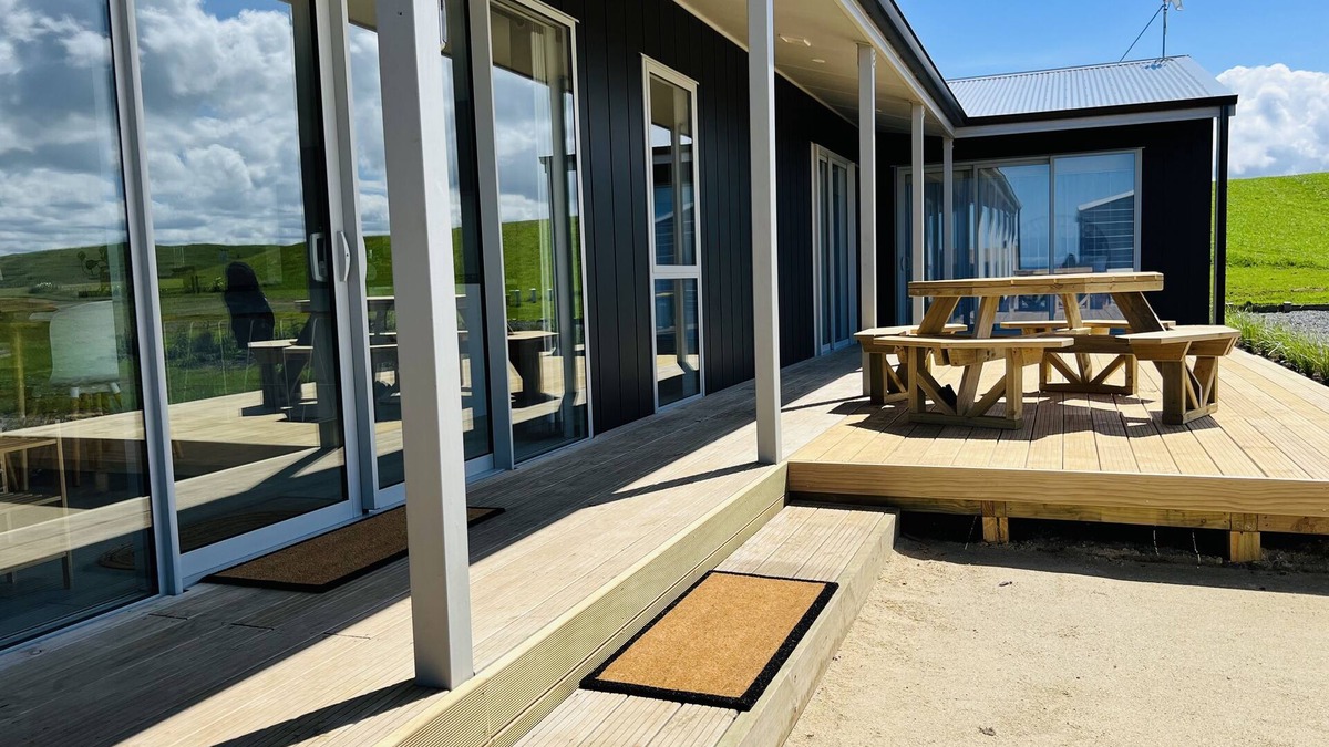 Waverley House | The Hideaway - Waipipi Beach - Waverley - Couples Retreat with Hot Tub