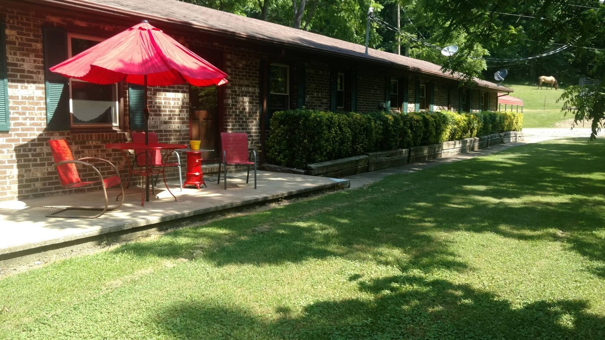 Jonesborough House | THE HIDEOUT - 4 BEDROOM BRICK HOUSE step back into the 70s and enjoy