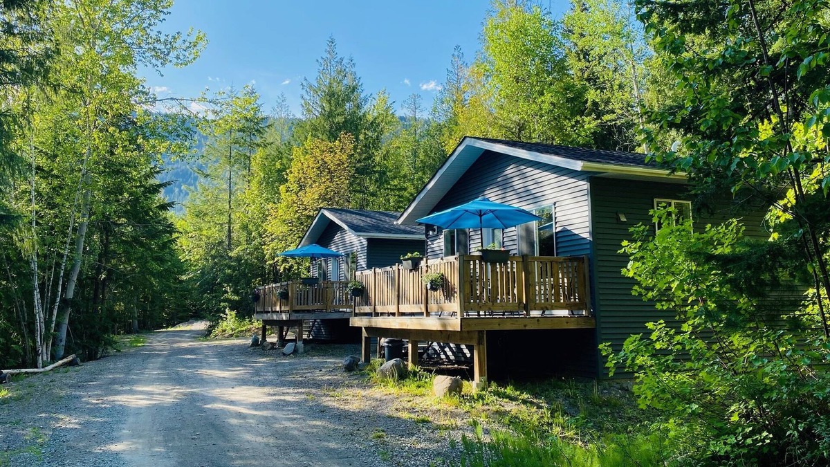 Magna bay Cabin | The Hideout | Cabins at Crowfoot Mtn - Mountain views with Hot tub
