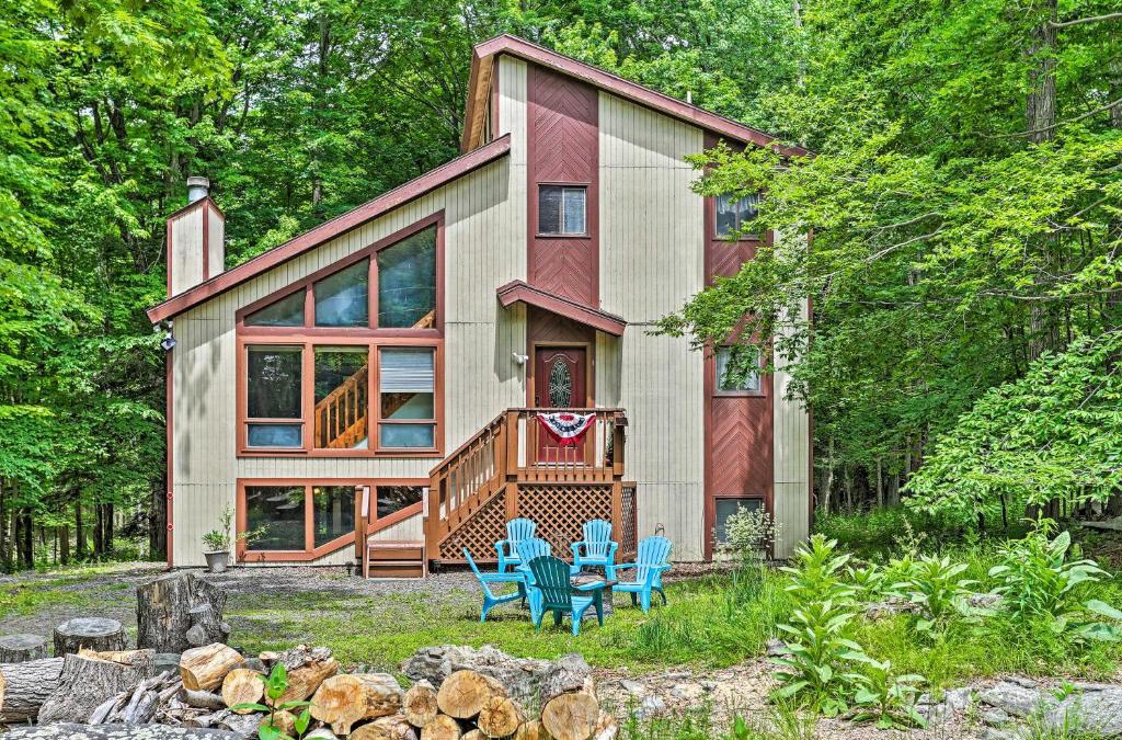 Lake Ariel House | The Hideout Cottage with Access to Lakes and Ski Slope