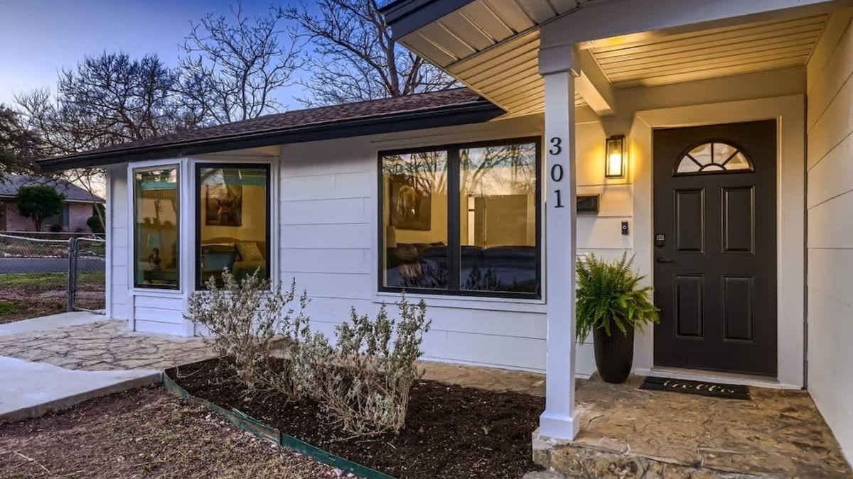 Georgetown House | The Highland Hideaway-Walk to the Historic Square!