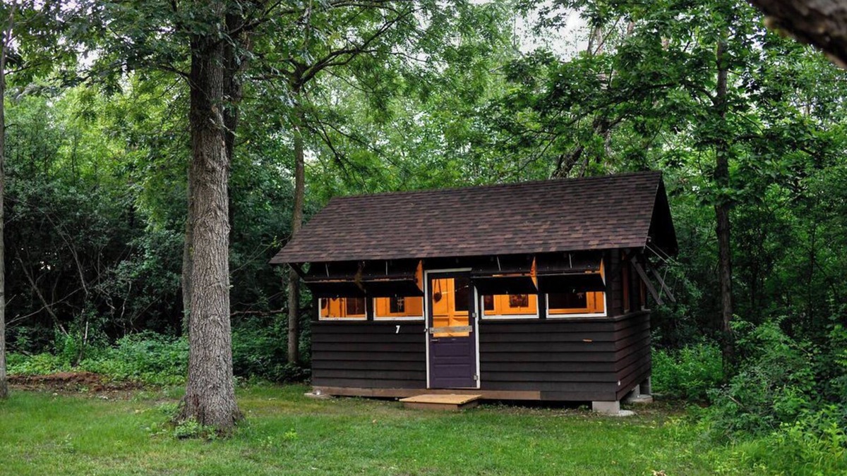 East Troy Cabin | The Highlands - Group Cabin Retreat