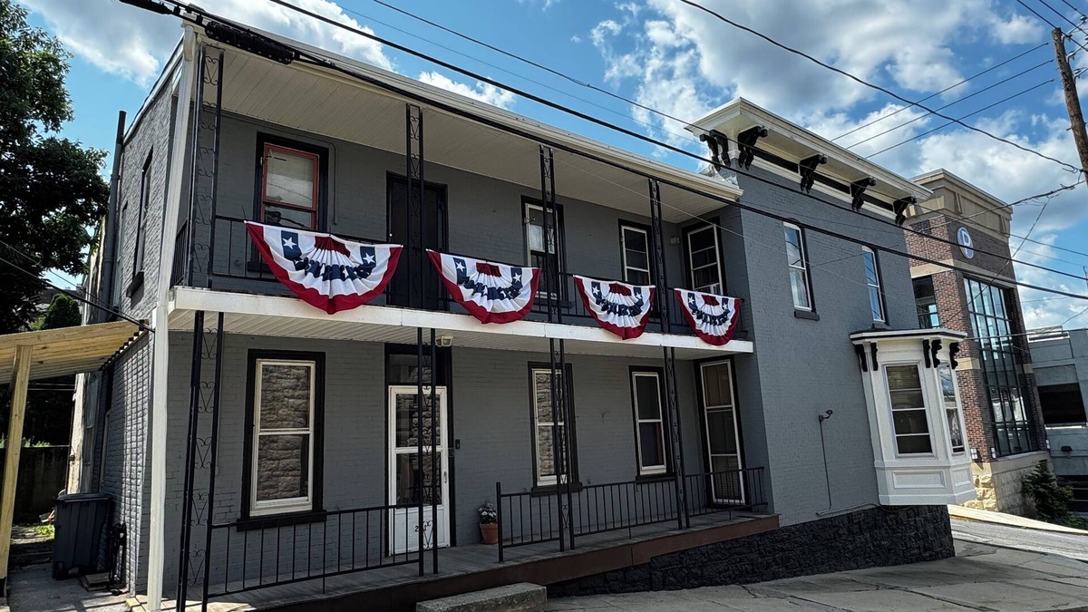 Pottsville House | The Hill House - Historic Townhouse near Yuengling
